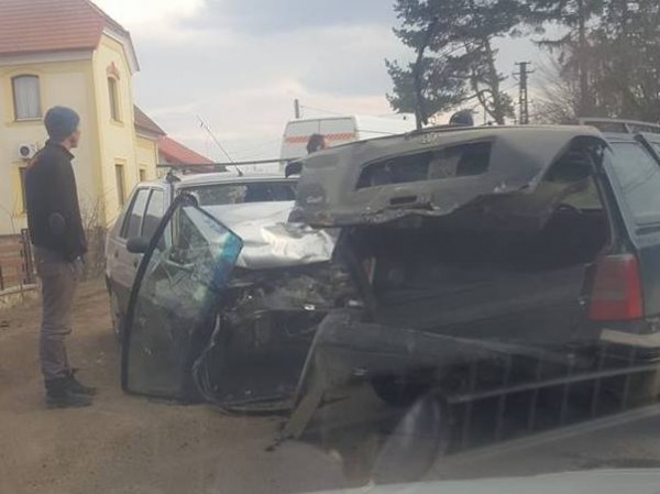 Coliziune între două autoturisme la Pătrăuți coliziune-intre-doua-autoturisme-la-patrauti-2