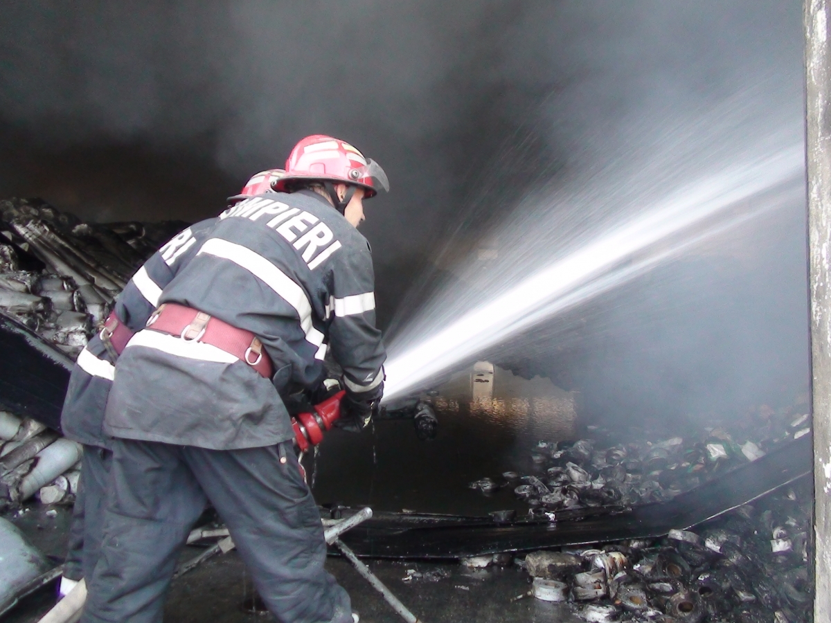 Gospodărie cuprinsă de flăcări în Vicovu de Sus de la un foc scăpat de sub control gospodarie-cuprinsa-de-flacari-in-vicovu-de-sus-de-la-un-foc-scapat-de-sub-control