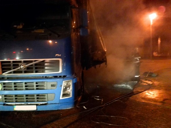Un camion incarcat cu saci cu carbuni a luat foc in Vama Dornesti incendiu-camion