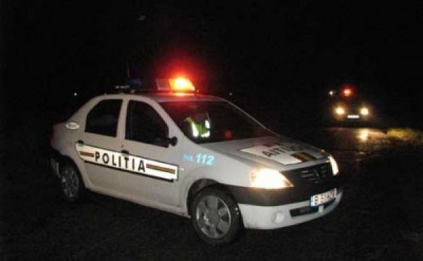 Un tanar si-a abandont iubita si masina intr-o padure, in miez de noapte iubita-in-padure