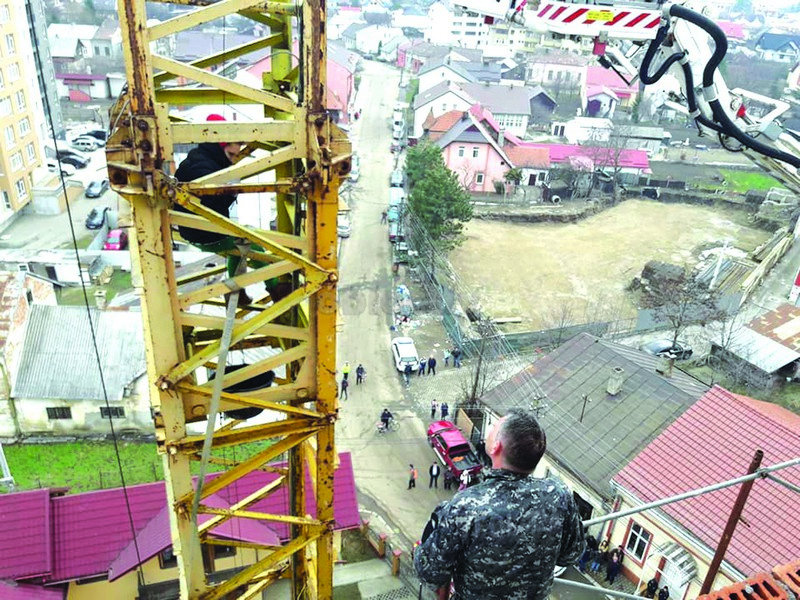Operațiune periculoasă în Rădăuți: o tânără de 18 ani s-a urcat pe o macara amenințând că se sinucide operatiune-periculoasa-in-radauti-o-tanara-de-18-ani-s-a-urcat-pe-o-macara-amenintand-ca-se-sinucide-1