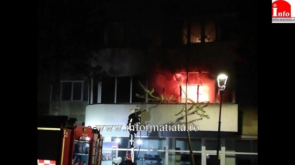 (FOTO) Panică și oameni evacuați dintr-un bloc incendiat din cauza unei țigări panica-si-oameni-evacuati-dintr-un-bloc-incendiat-din-cauza-unei-tigari-1