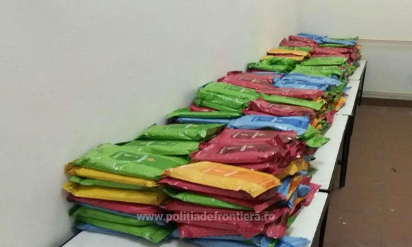 Botosaneanca prinsa cu aproape 140 kg de tutun pentru narghilea ascunse intr-un microbuz tutun-narghilea
