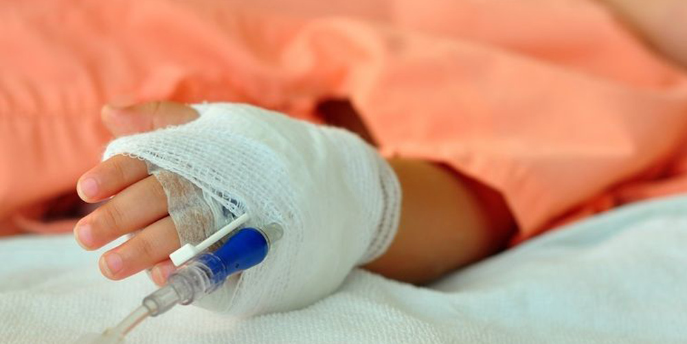 Un băiețel de 3 ani a ajuns la spital după ce a fost lovit cu un topor, din joaca un-baietel-de-3-ani-a-ajuns-la-spital-dupa-ce-a-fost-lovit-cu-un-topor-din-joaca