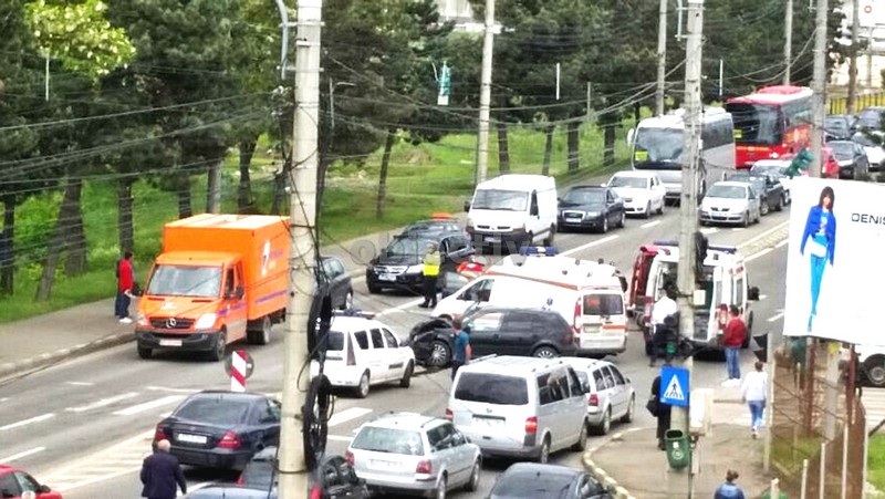 accident-cu-trei-raniti-din-cauza-unui-sofer-ce-a-trecut-pe-rosu accident-cu-trei-raniti-din-cauza-unui-sofer-ce-a-trecut-pe-rosu