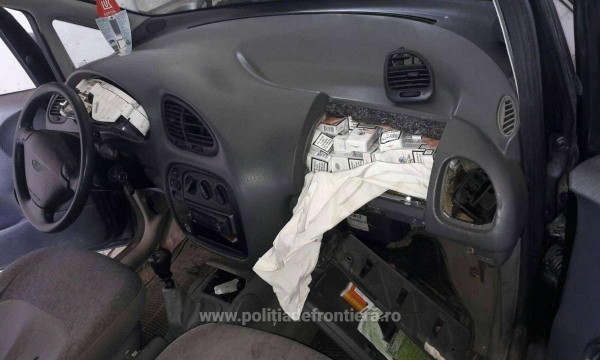 Tigari ascunse in bordul unui autoturism, depistate in vama Siret tigari-siret