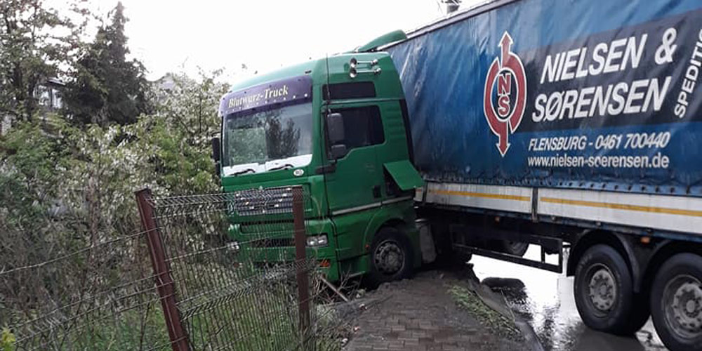 (FOTO) TIR rămas suspendat la ieșire din Suceava (FOTO) TIR rămas suspendat la ieșire din Suceava