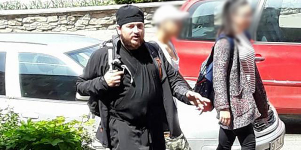Un tânăr îmbrăcat în călugăr, agresiv cu femeile, ridicat de poliţişti din centrul Sucevei un-tanar-imbracat-in-calugar-agresiv-cu-femeile-ridicat-de-politisti-din-centrul-sucevei-1