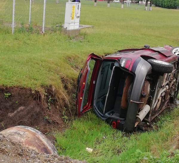 FOTO: Cascadorii cu masina in sant, la Volovat accident-volovat