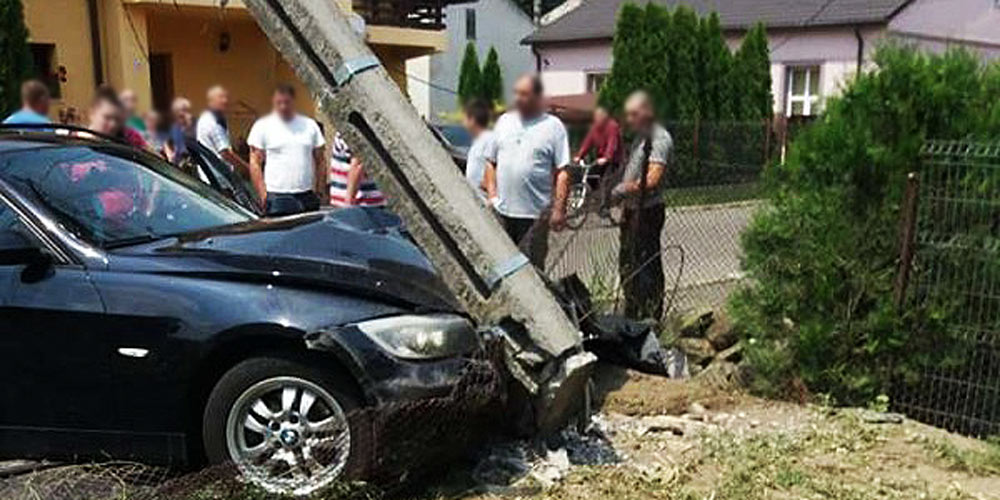 Angajatul unei spălătorii din Rădăuți a intrat cu mașina unui client într-un stâlp angajatul-unei-spalatorii-din-radauti-a-intrat-cu-masina-unui-client-intr-un-stalp-1