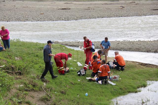 Două surori, în vârstă de 13 și 16 ani, au fost înghițite de apele râului Moldova Două surori, în vârstă de 13 și 16 ani, au fost înghițite de apele râului Moldova