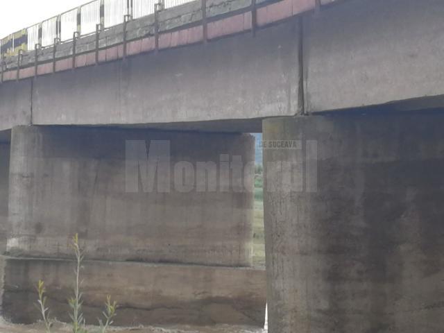 Podul de peste râul Suceava, la Milișăuți, închis din cauza riscului de prăbușire pod-milisauti