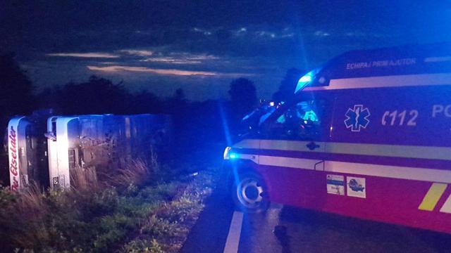 (FOTO) Un autocar cu 43 de copii s-a răsturnat aseară la Dănila un-autocar-cu-43-de-copii-s-a-rasturnat-aseara-la-danila-2