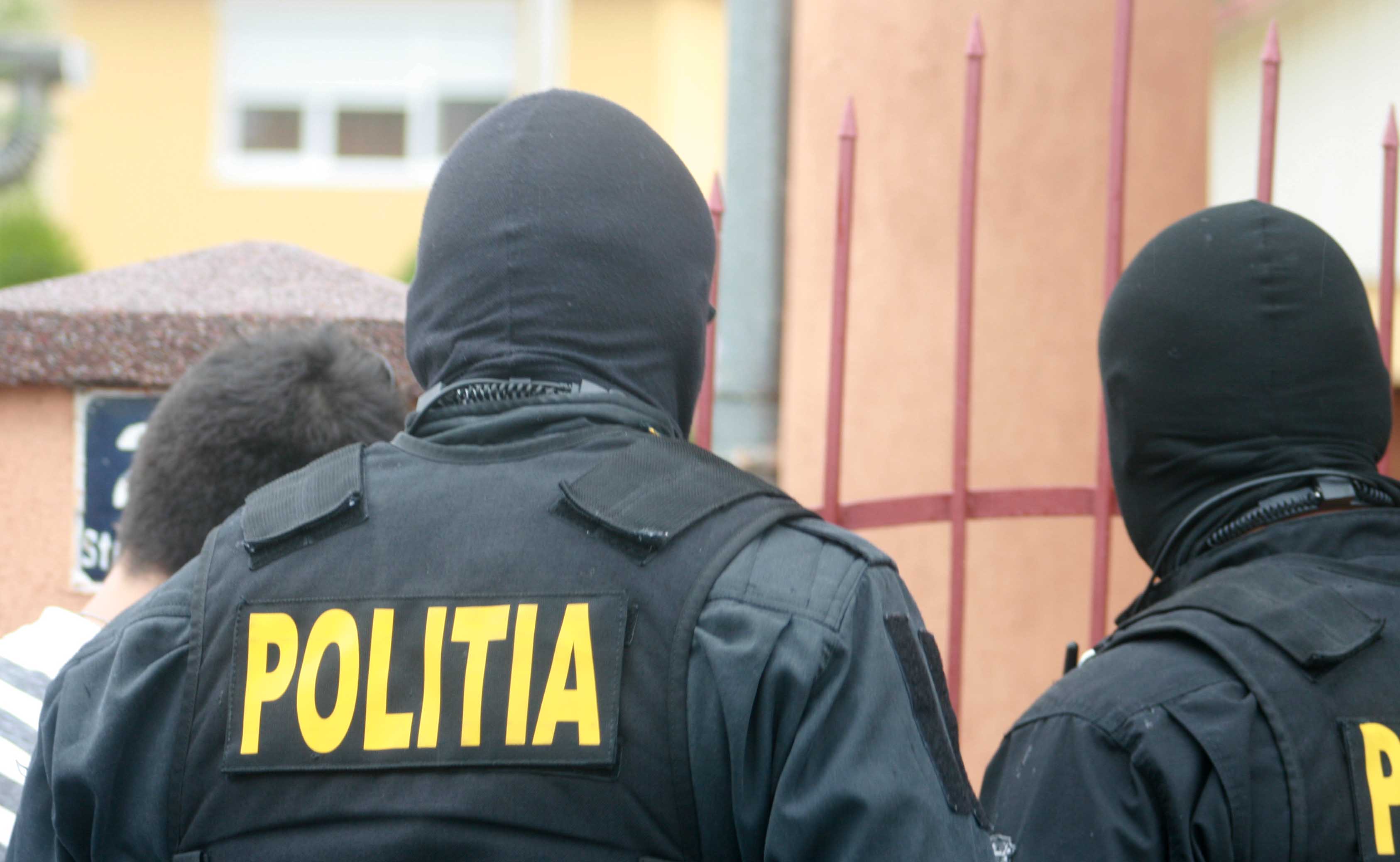 Percheziții la Rădăuți, la persoane care ar fi falsificat bancnote de 50 și 100 de euro perchezitii-la-radauti-la-persoane-care-ar-fi-falsificat-bancnote-de-50-si-100-de-euro