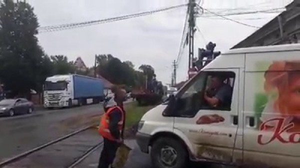 Rădăuți: un șofer face scandal pentru că nu e lăsat să treacă prin fața trenului radauti-un-sofer-face-scandal-pentru-ca-nu-e-lasat-sa-treaca-prin-fata-trenului