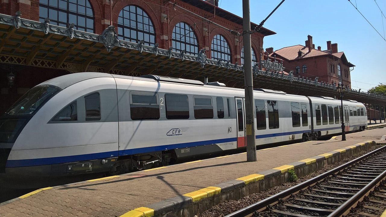 Pietre aruncate în noul tren Putna-Suceava suceava-putna-tren