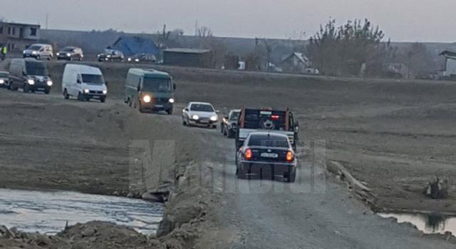 Semafoarele de la podul provizoriu de la Milişăuţi, demontate din cauza furturilor. Primarul ameninţă că închide podul milisauti-pod-semafoare