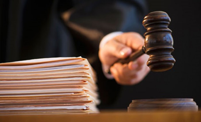 Şi-a lovit prietenul de pahar cu toporul în cap şi va sta la închisoare peste 3 ani si-a-lovit-prietenul-de-pahar-cu-toporul-in-cap-si-va-sta-la-inchisoare-peste-3-ani