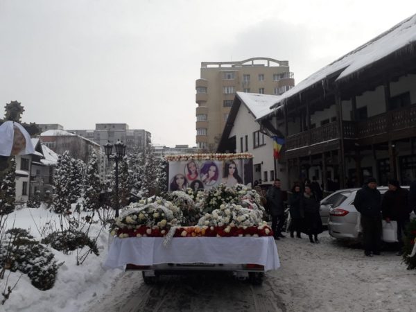 Sute de oameni la înmormantarea Gabrielei Ripan, tânăra moartă în cumplitul accident din Cluj sute-de-oameni-la-inmormantarea-gabrielei-ripan,-tanara-moarta-in-cumplitul-accident-din-cluj