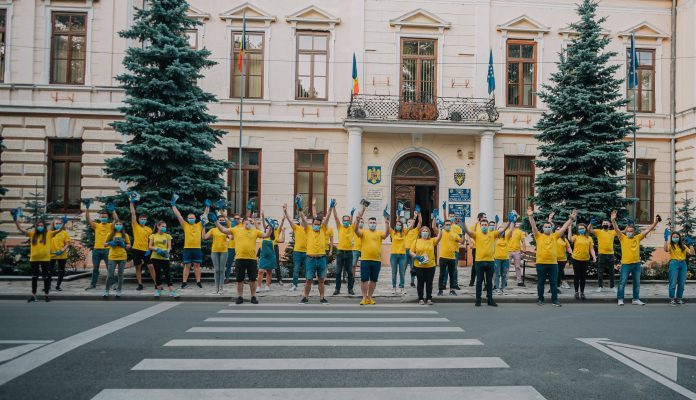 Tinerii liberali rădăuțeni salută venirea lui Bogdan Loghin la Primăria Municipiului Rădăuți Tinerii liberali rădăuțeni salută venirea lui Bogdan Loghin la Primăria Municipiului Rădăuți
