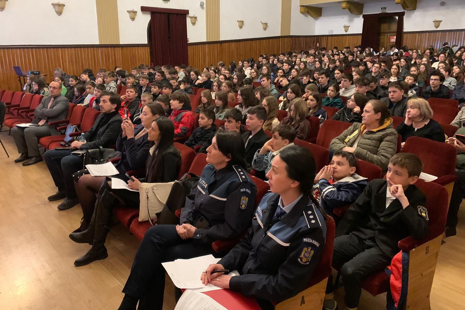 “O viață sănătoasă prin prevenirea traficului și consumului de droguri” la Colegiul Național “Eudoxiu Hurmuzachi” Rădăuți “O viață sănătoasă prin prevenirea traficului și consumului de droguri” la Colegiul Național “Eudoxiu Hurmuzachi” Rădăuți