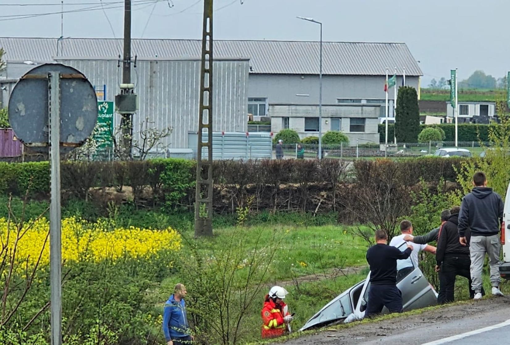 Accident grav pe E 85, la Pătrăuți. Un bărbat a fost găsit în stare de inconștiență Accident grav pe E 85, la Pătrăuți. Un bărbat a fost găsit în stare de inconștiență