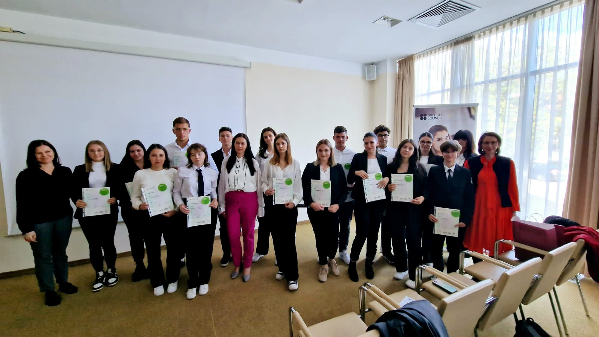 Peste 100 de elevi ai Colegiului „Eudoxiu Hurmuzachi” Rădăuți au obținut certificate lingvistice Cambridge Peste 100 de elevi ai Colegiului „Eudoxiu Hurmuzachi” Rădăuți au obținut certificate lingvistice Cambridge