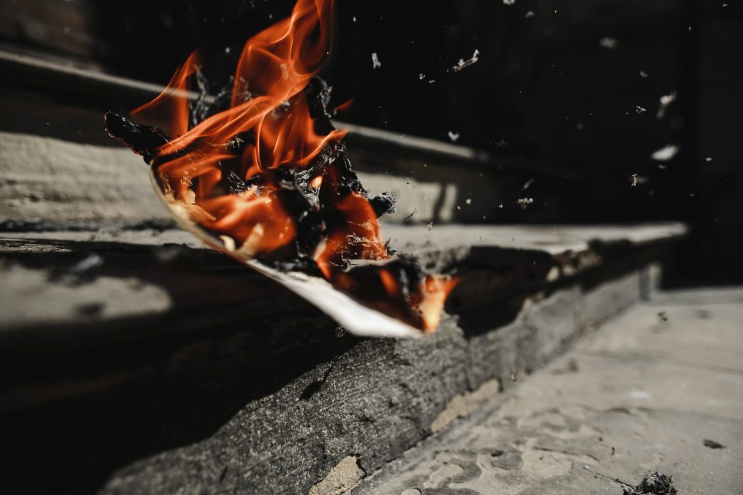 Autoutilitara a luat foc