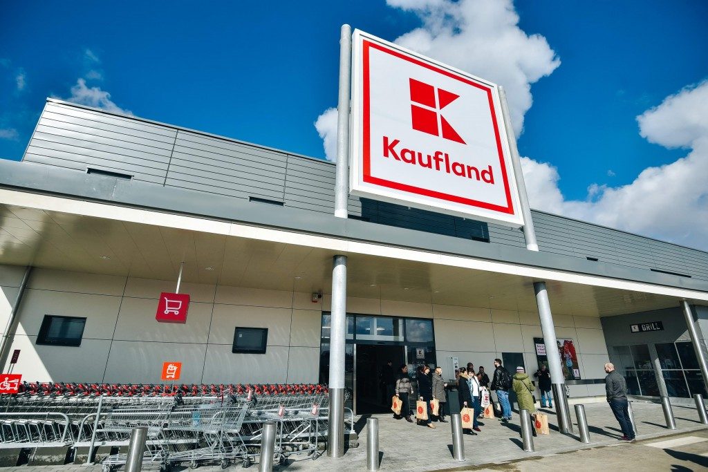 Panică la Kaufland din Rădăuți: Supermarket Inundat, Peste 200 de Persoane Evacuate în Siguranță Panică la Kaufland din Rădăuți: Supermarket Inundat, Peste 200 de Persoane Evacuate în Siguranță
