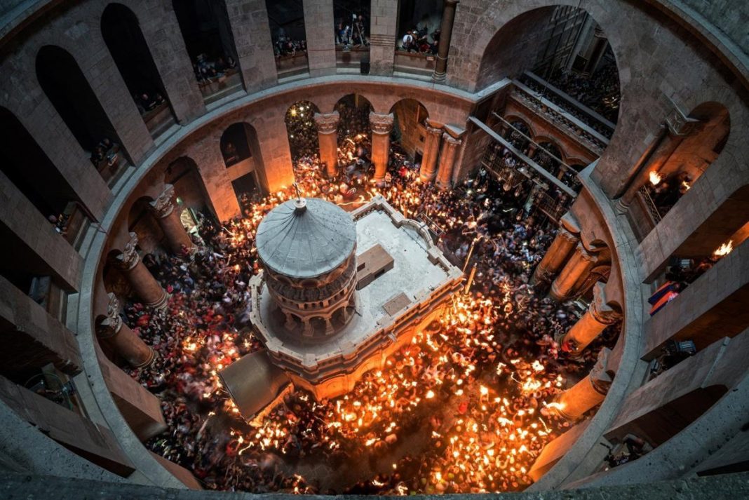 O Binecuvântare pentru Credincioși: Sfânta Lumină a Pogorât la Ierusalim la ora 14:14 O Binecuvântare pentru Credincioși: Sfânta Lumină a Pogorât la Ierusalim la ora 14:14