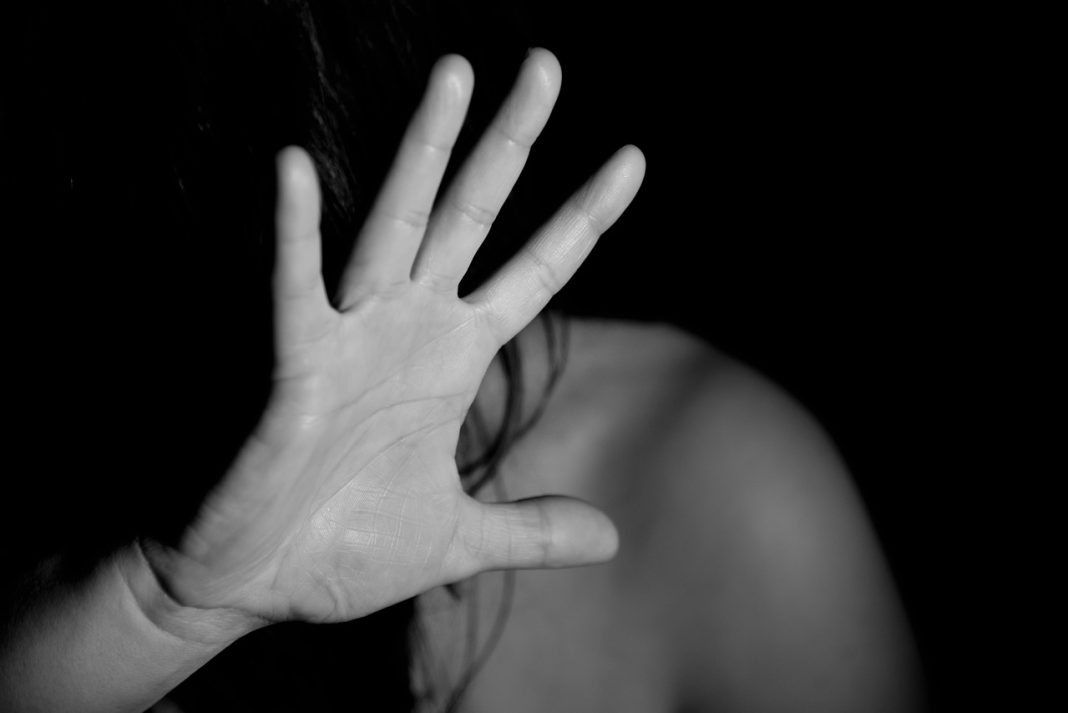 Incident violent: rădăuțean dat cu capul de pereți de soție Incident violent: rădăuțean dat cu capul de pereți de soție