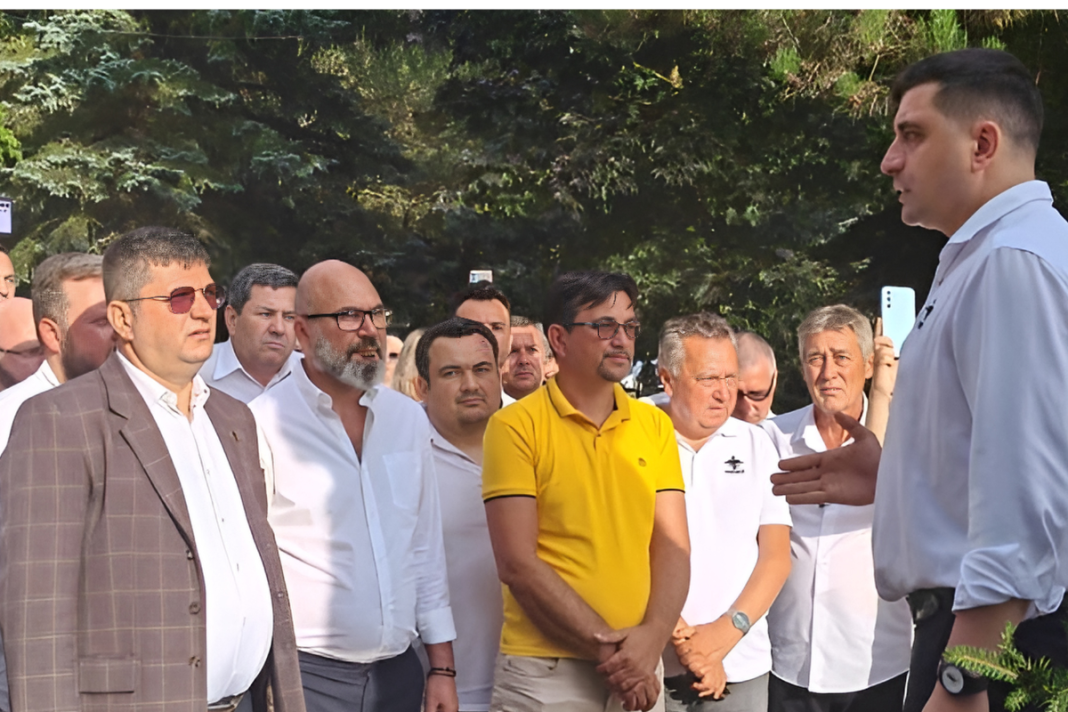 George Simion aduce un omagiu minerilor uciși în Greva de la Lupeni din 1929 George Simion aduce un omagiu minerilor uciși în Greva de la Lupeni din 1929