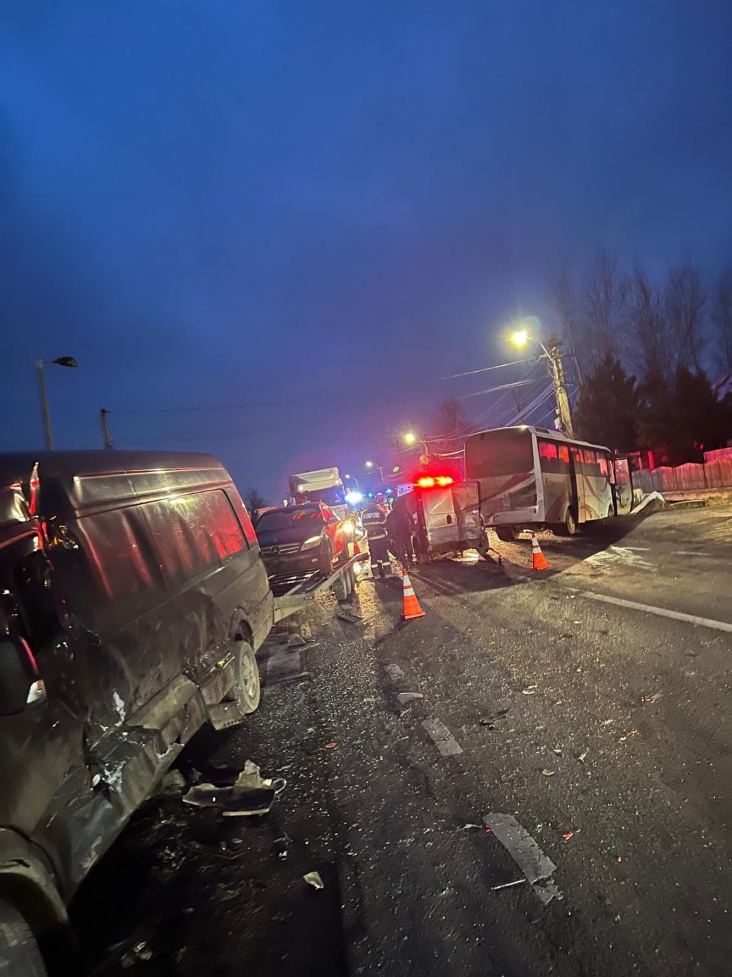 Impact între două autoutilitare și un autocar în Spătărești. Trei persoane au ajuns la spital Impact între două autoutilitare și un autocar în Spătărești. Trei persoane au ajuns la spital