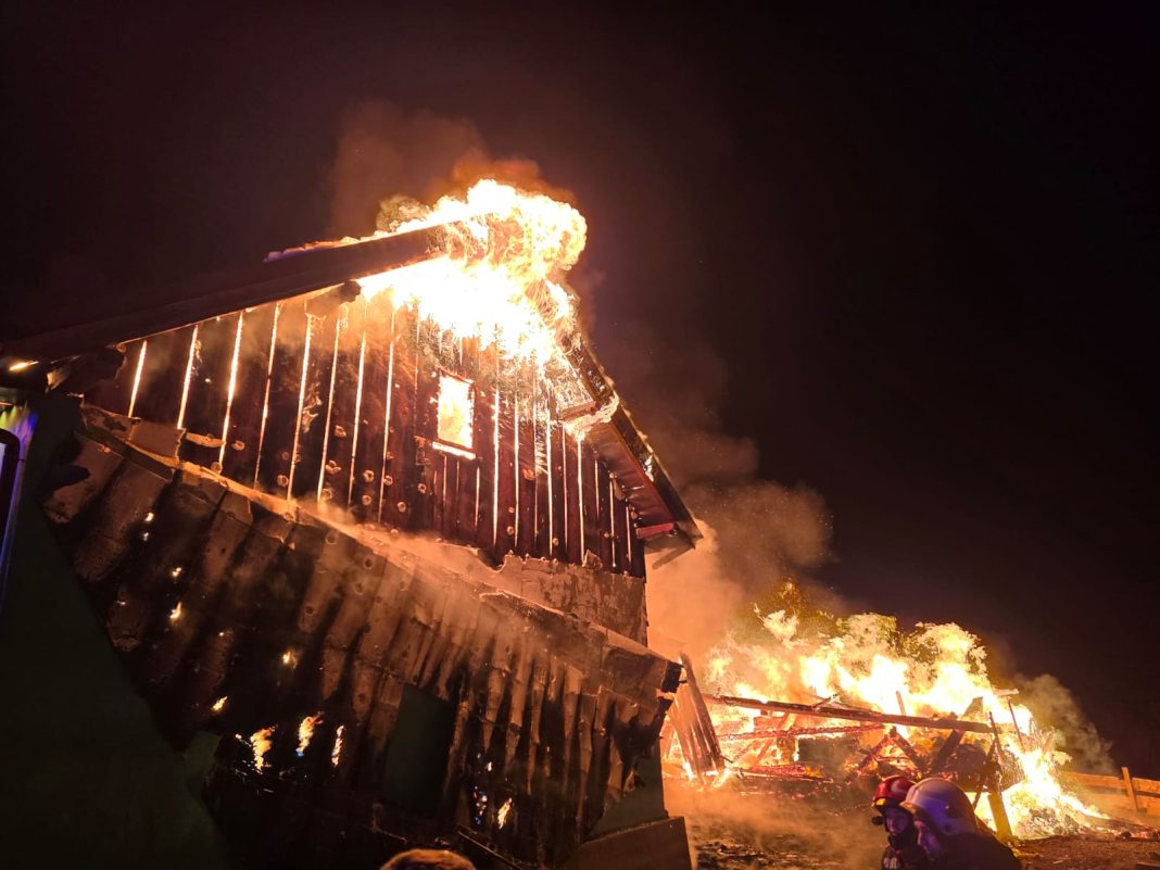 Incendiu la o gospodărie din Pleșa, casa și anexele au fost cuprinse de flăcări Incendiu la o gospodărie din Pleșa, casa și anexele au fost cuprinse de flăcări