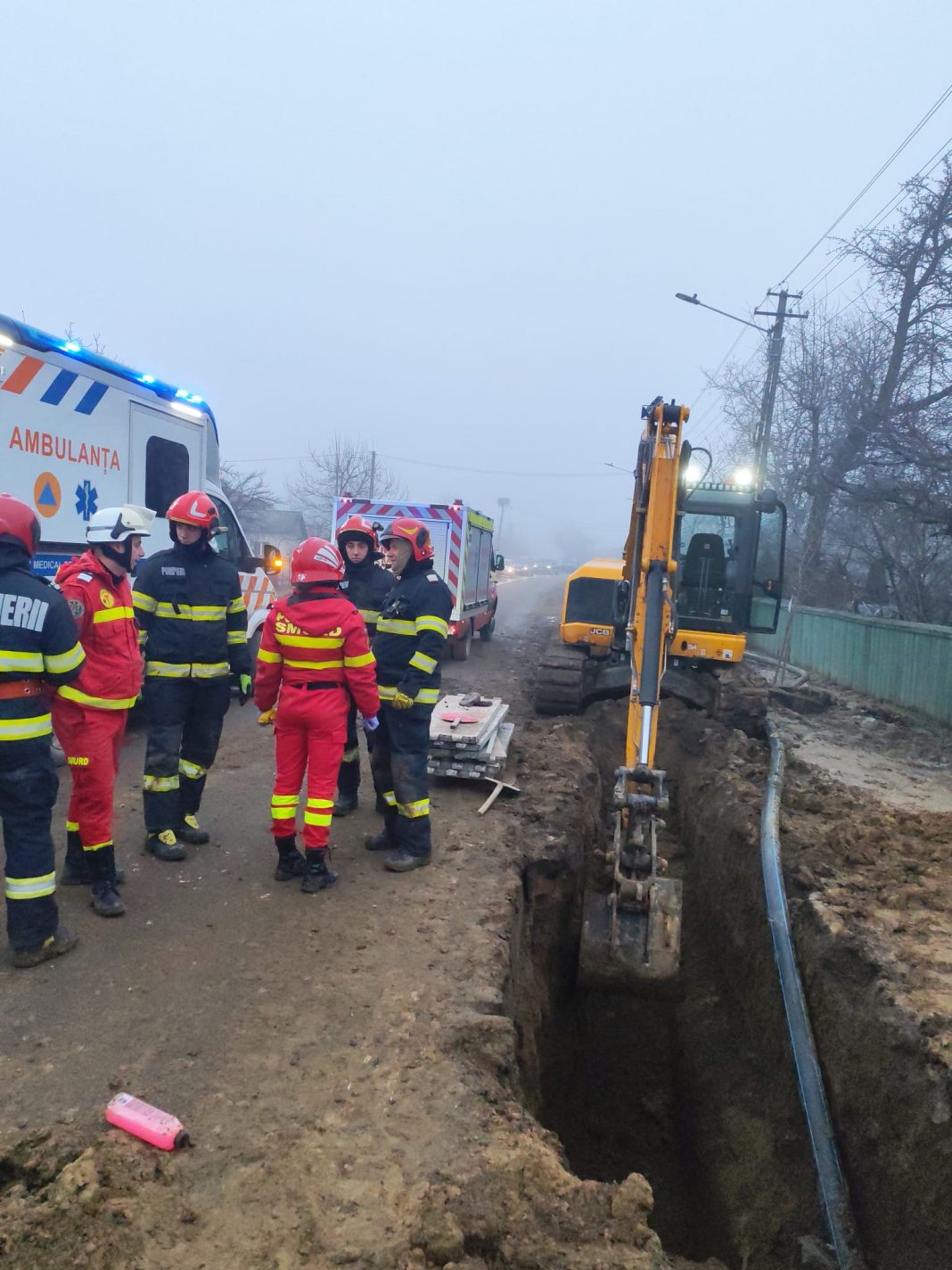 Tânăr scos inconștient de sub un mal de pământ la Zvoriștea Tânăr scos inconștient de sub un mal de pământ la Zvoriștea